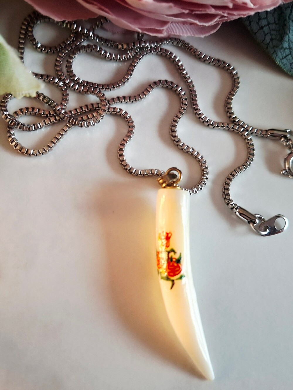 Vintage 80s 🤍✨️💐Floral White Jade Horn Pendant Necklace